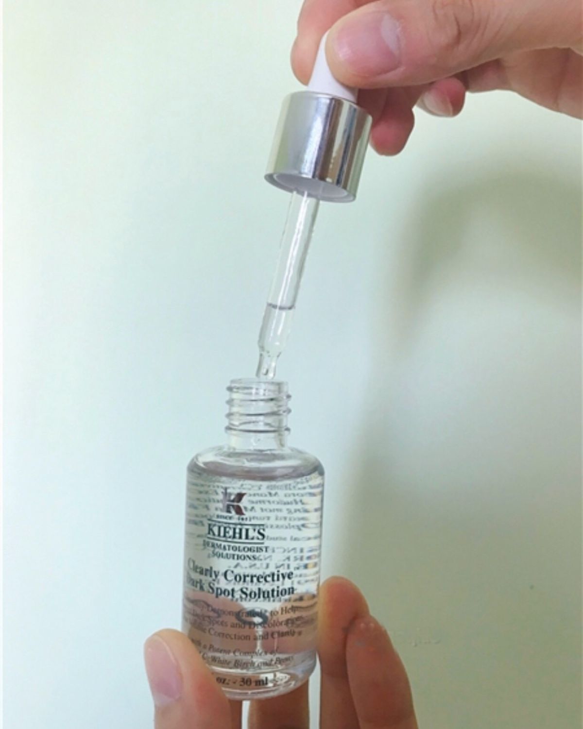 Kiehl's 集焕白均衡亮肤淡华液。没错，也就是