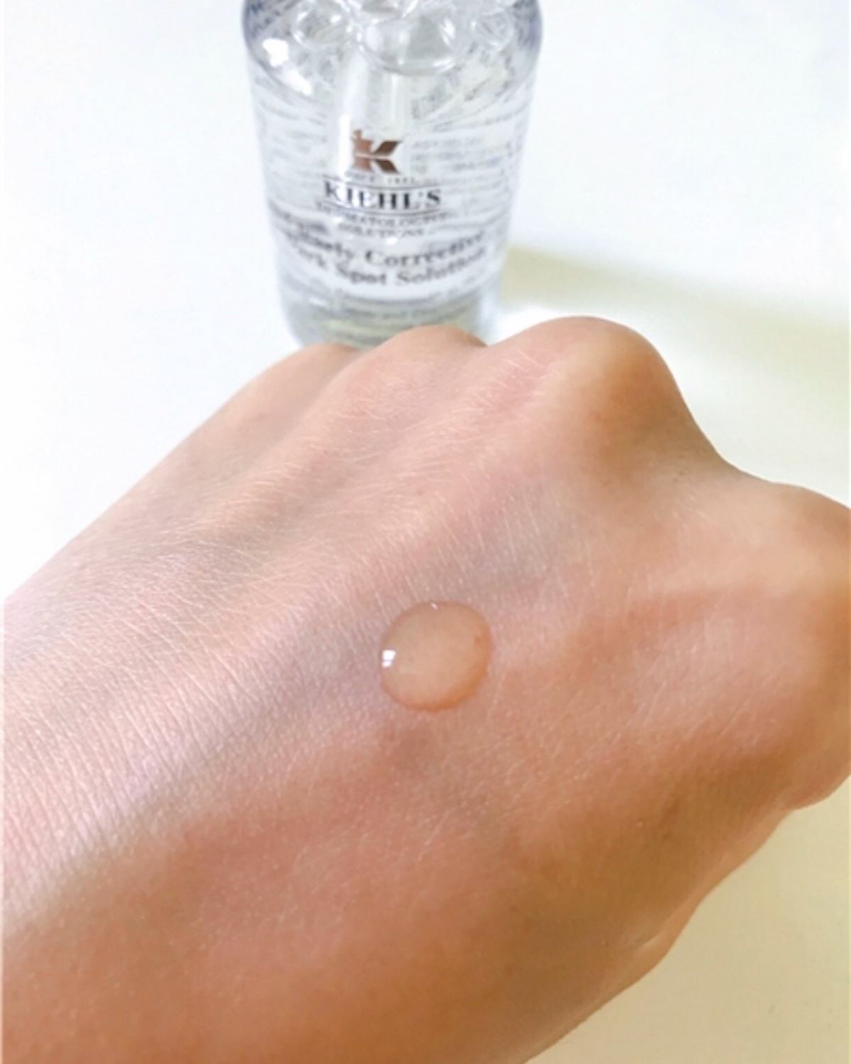 Kiehl's 集焕白均衡亮肤淡华液。没错，也就是