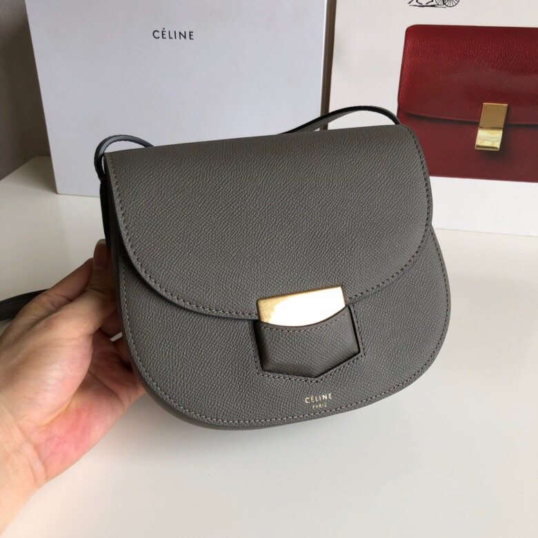 celine trotteur复古马鞍包 手掌纹 简洁的线条statement的金属件