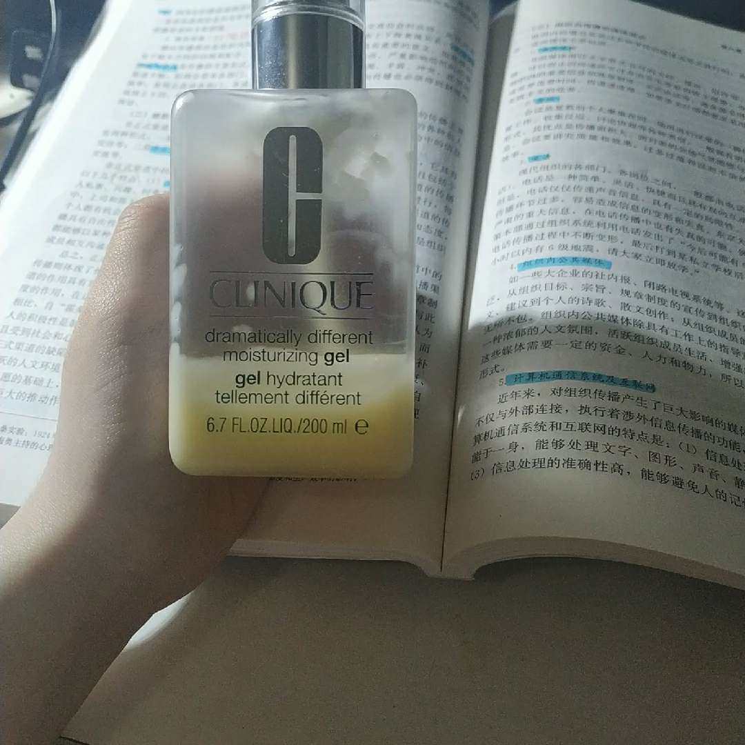 一年四季都可以用的小黄油，倩碧黄油分有油两种，所以夏 冬有油