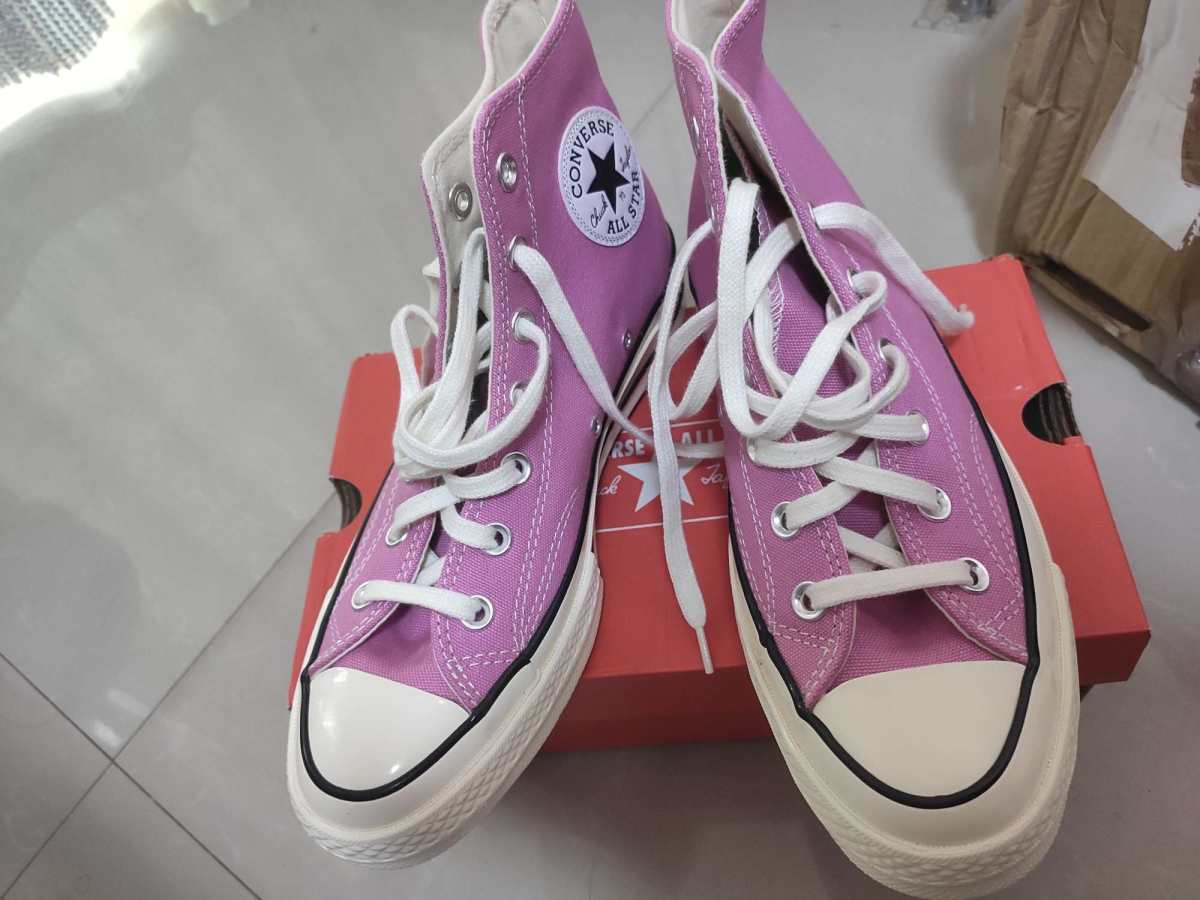 历经二十多天的匡威收到啦，总价五百多的匡威真的是超值，国内一