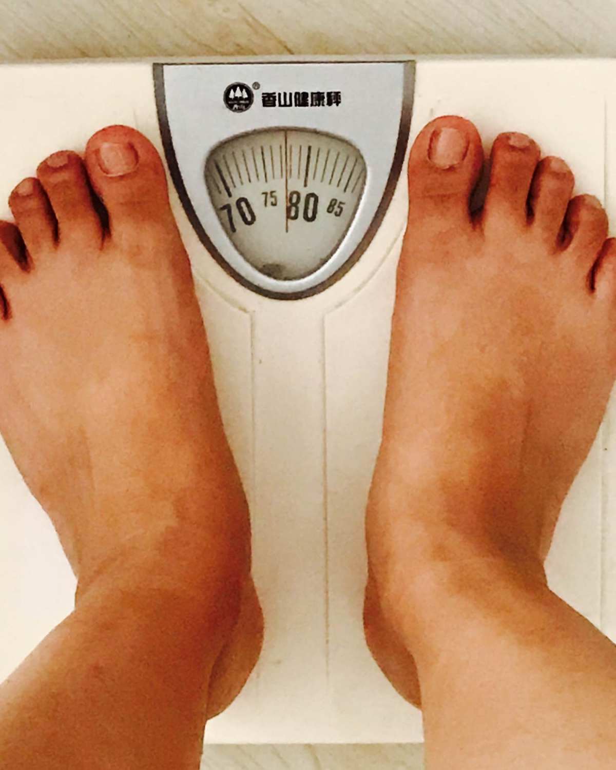 空腹称的好像又少了一斤 今天吃的是西红柿白菜豆腐汤 水果一盘