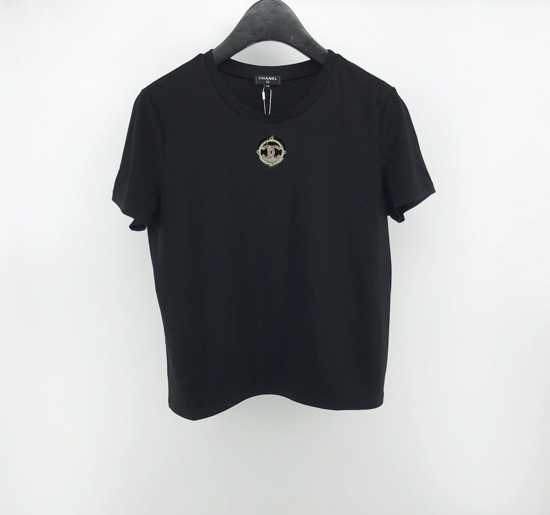 chanel新款钻扣短袖t恤香奈儿chanel新款钻扣短袖,胸前缕空镶钻徽章吸