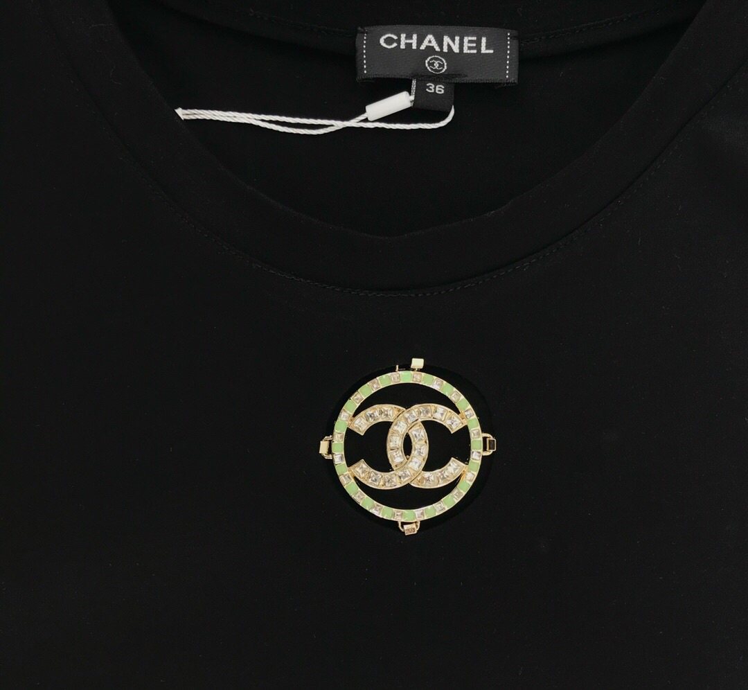 Chanel新款钻扣短袖T恤 香奈儿Chanel新款钻扣短袖
