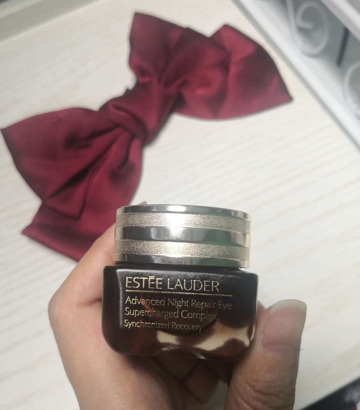 雅诗兰黛眼霜 这款眼霜非常滋润，有点粘稠，但是比较好吸收。 