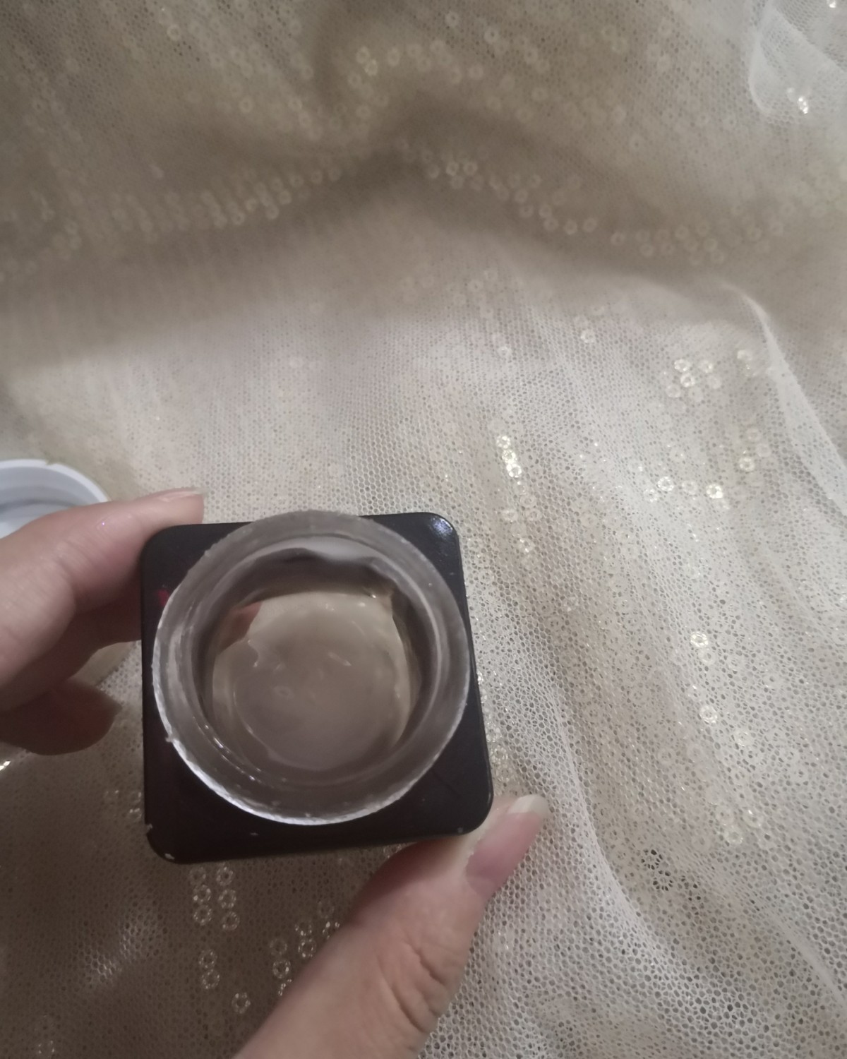 雅诗兰黛眼霜 这款眼霜非常滋润，有点粘稠，但是比较好吸收。 