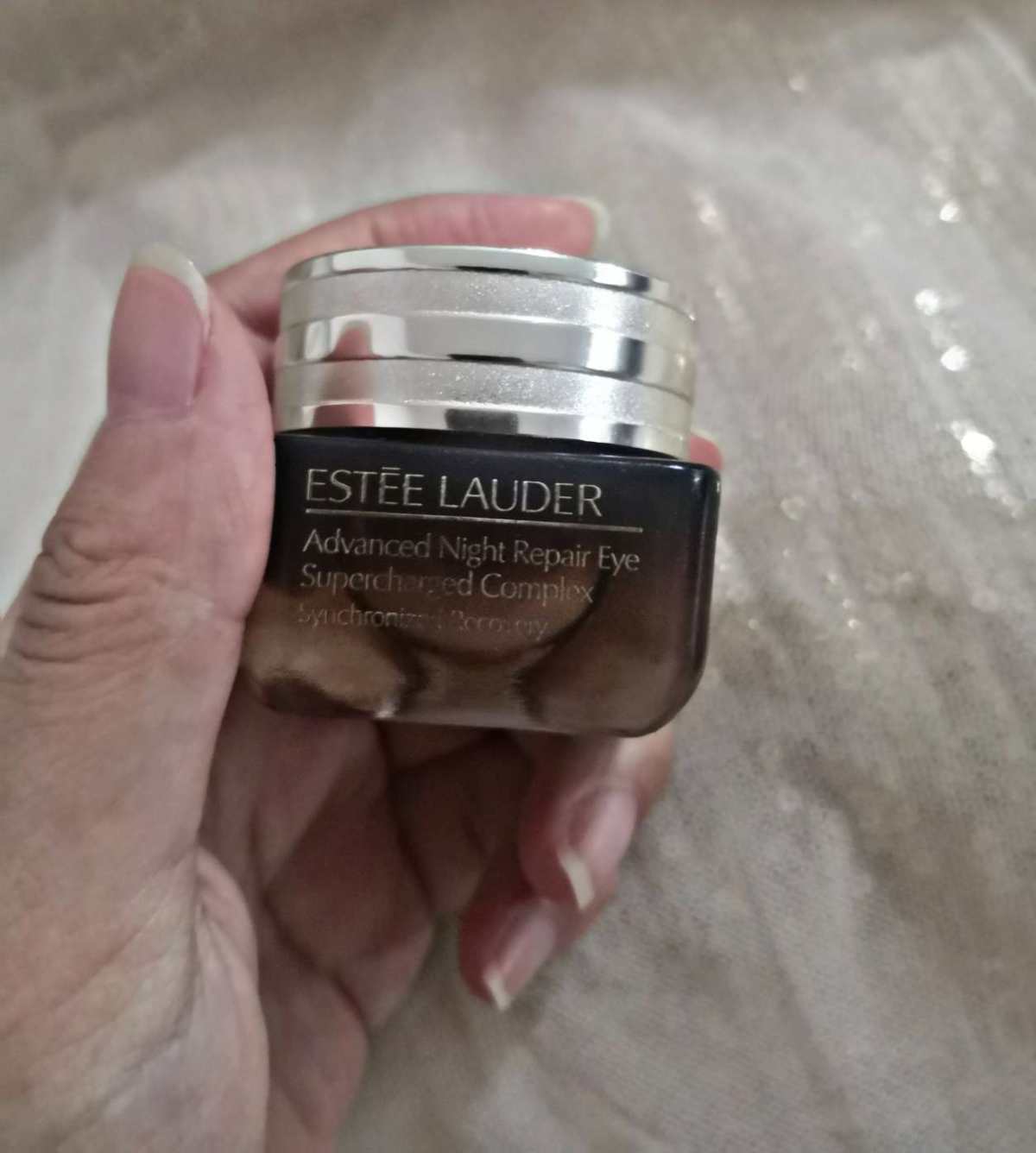 雅诗兰黛眼霜 这款眼霜非常滋润，有点粘稠，但是比较好吸收。 