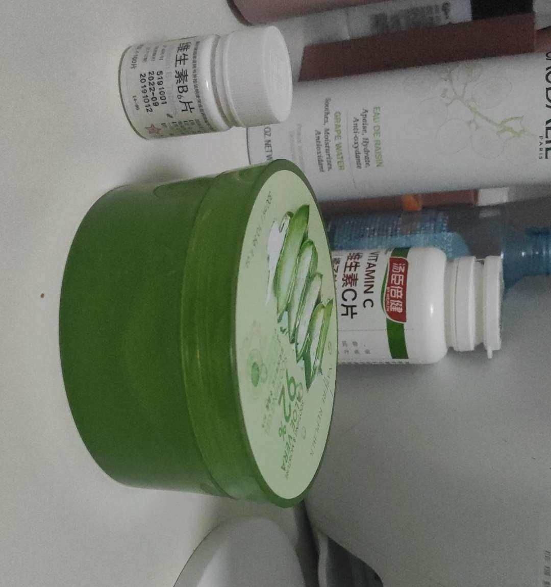 打卡第二天，芦荟胶加维生素b6.消炎收缩毛孔。