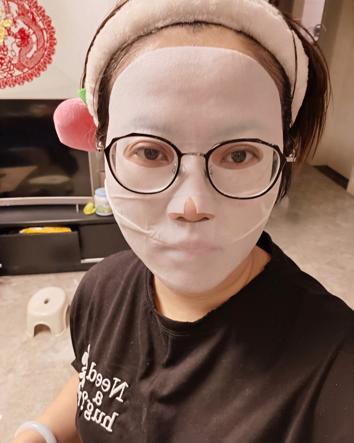 23岁闭嘴面膜，精华很多呀，玩手机忘了摘，一个小时后摘下来还