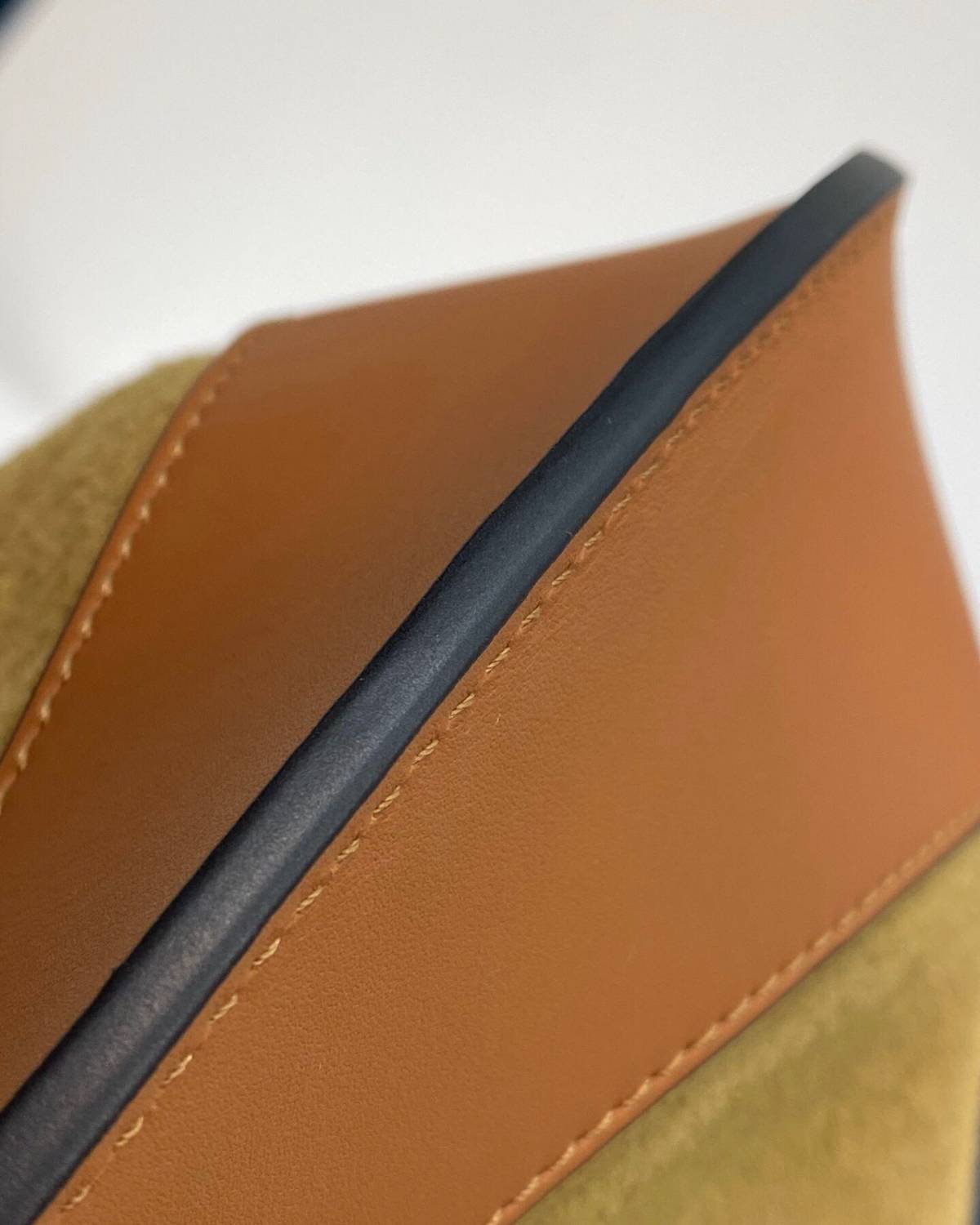 Loewe Horseshoe飞碟包 2020春夏新款的一股