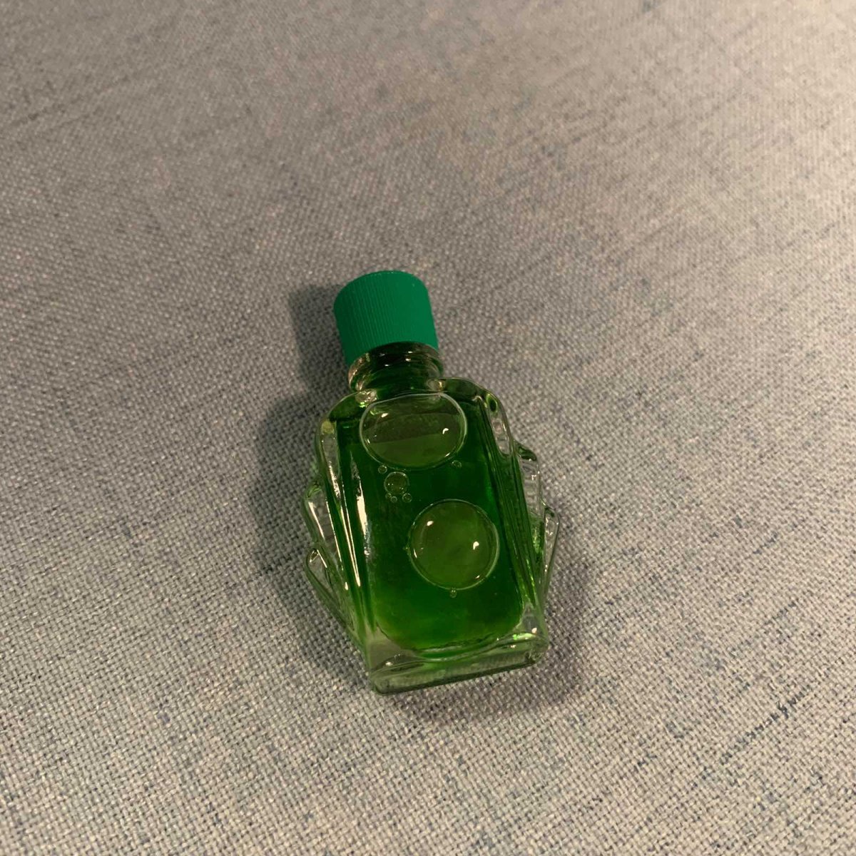 风油精  🍇风油精也是很有年代感的东西了，在我小学的时候就