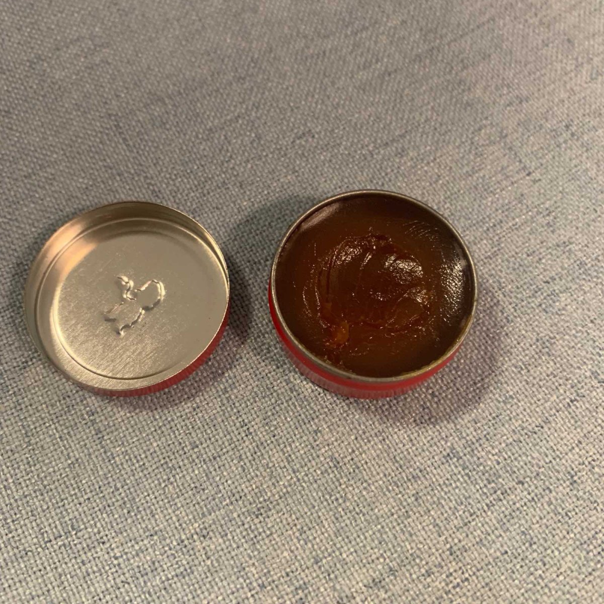 红色正金软膏  🍇这个也算是驱蚊的实用小物了，它和清凉油很