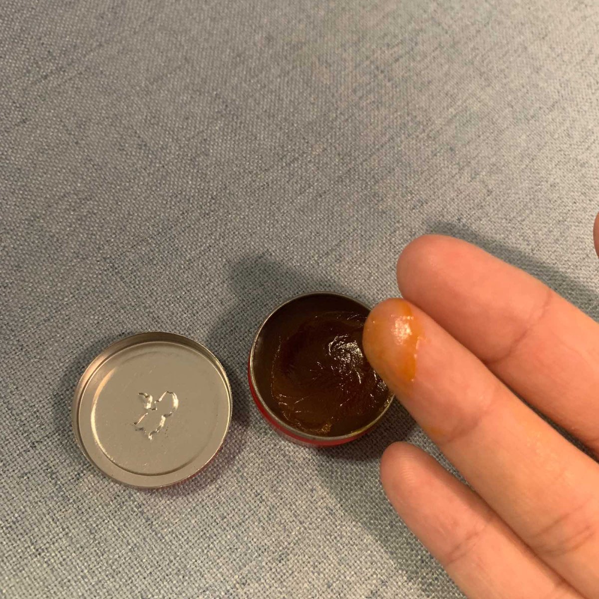 红色正金软膏  🍇这个也算是驱蚊的实用小物了，它和清凉油很
