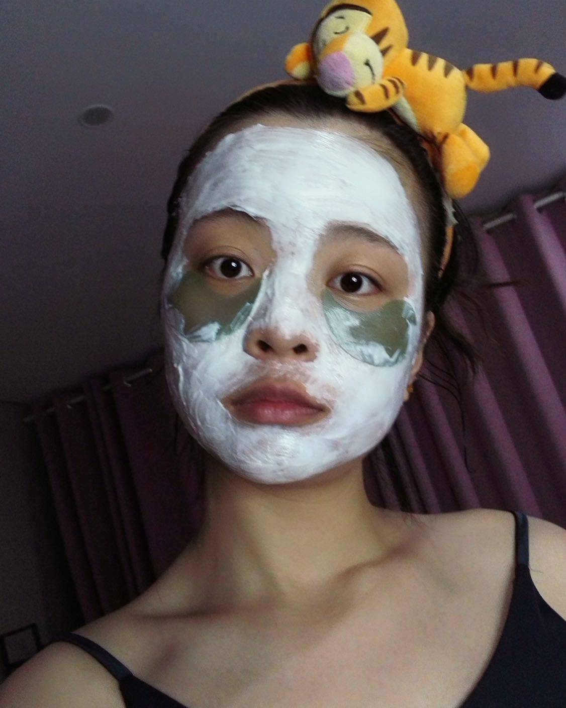 还是昨天晚上拍的照片了～福瑞达的玻尿酸面膜，最后一点点空瓶啦