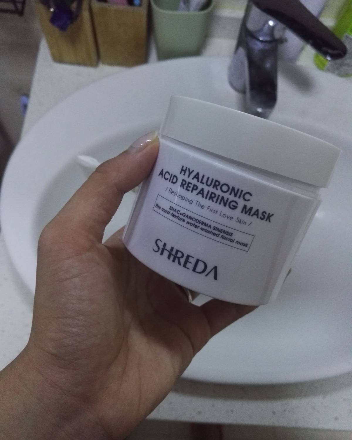 还是昨天晚上拍的照片了～福瑞达的玻尿酸面膜，最后一点点空瓶啦