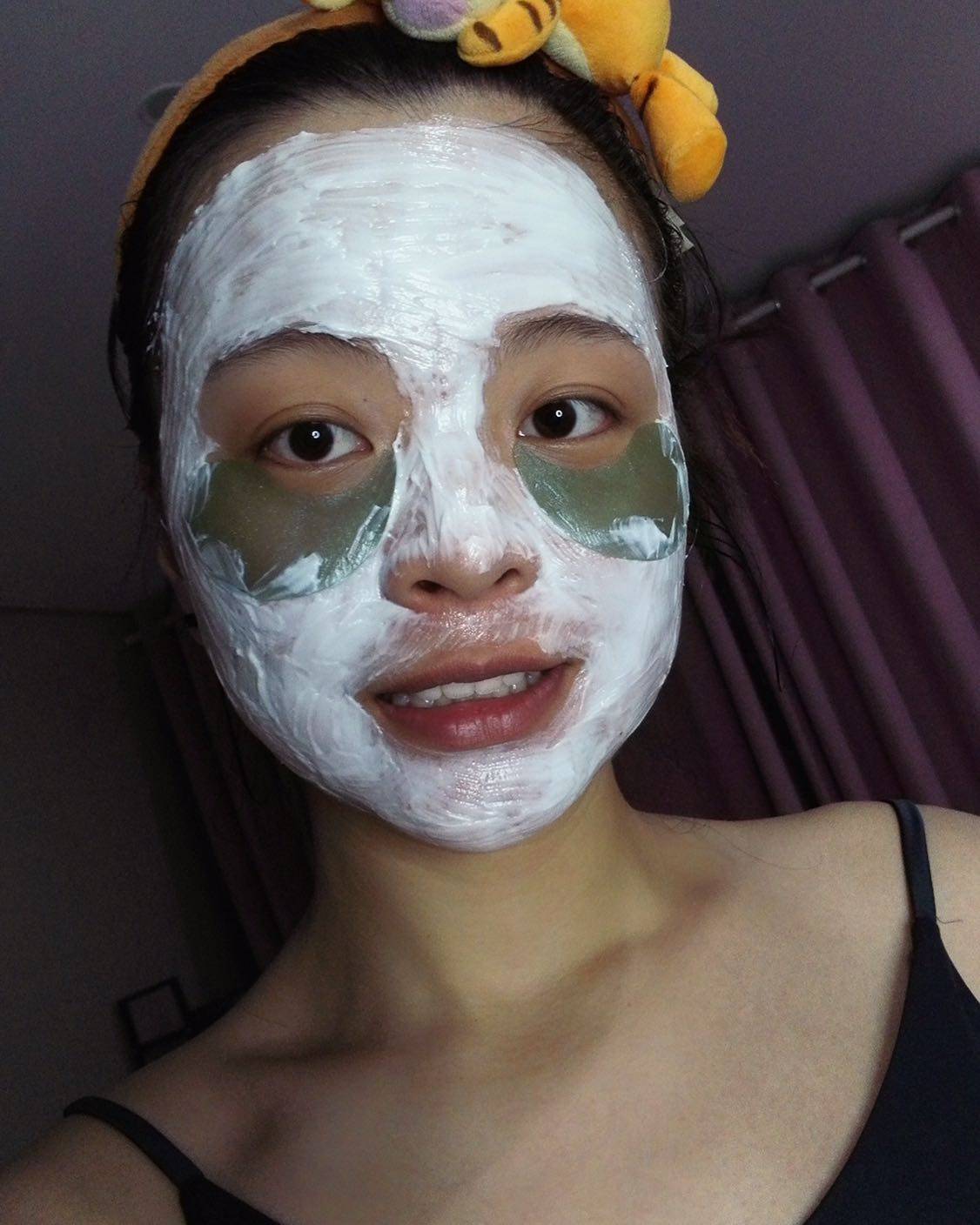 还是昨天晚上拍的照片了～福瑞达的玻尿酸面膜，最后一点点空瓶啦