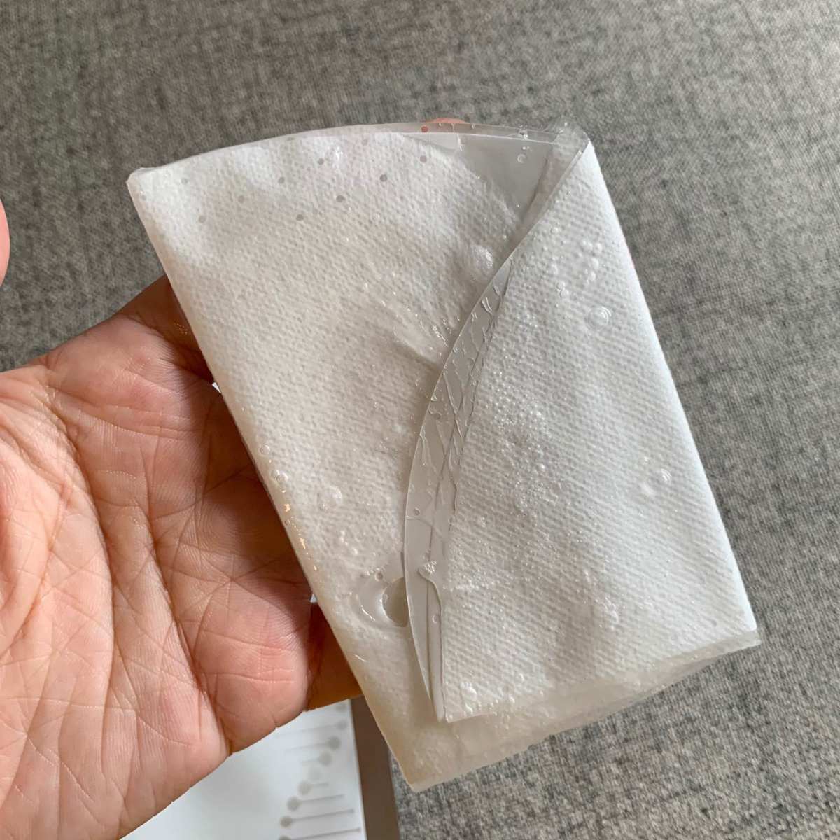 荣晟用冷敷贴  🍇之前我是不知道美面膜的，我看朋友圈卖的风