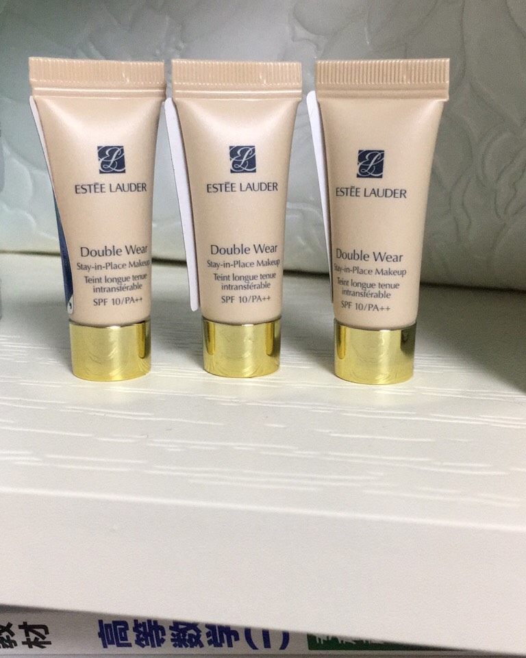 前几天雅诗兰黛专柜领取的小样，5ml装，17色号也就是1W1