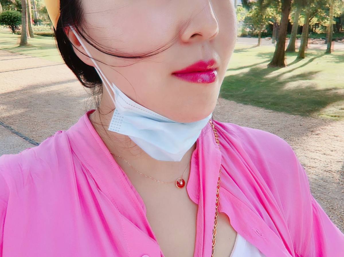💄Hourglass黄金烟管口红 色号： i  can.t