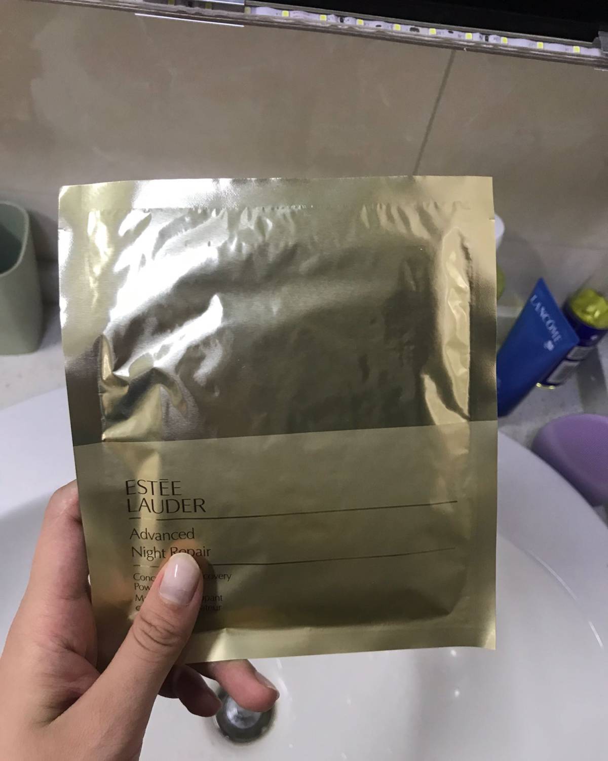 今天用的是雅诗兰黛的钢铁侠面膜 他的使用感贴在脸上过一分钟以