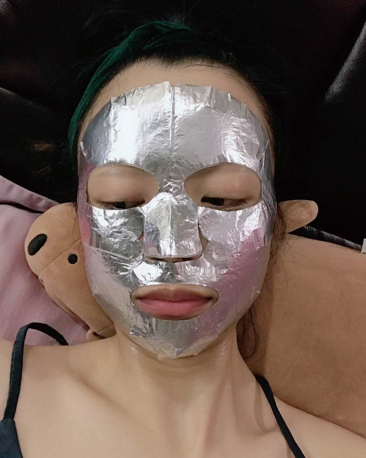 今天用的是雅诗兰黛的钢铁侠面膜 他的使用感贴在脸上过一分钟以