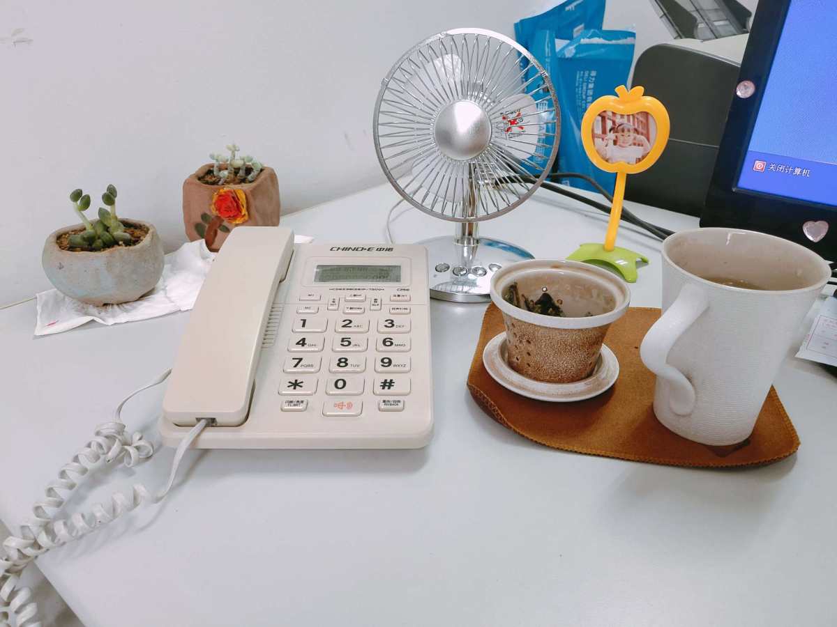 🌻一起来晒办公桌🌻  我的办公桌乱糟糟的，主要是有几个好