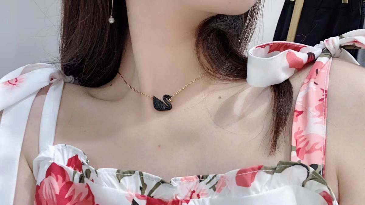 一周穿搭挑战#❤️ Swarovski/施华洛世奇黑天鹅项链