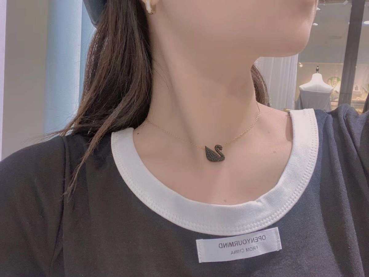 一周穿搭挑战#❤️ Swarovski/施华洛世奇黑天鹅项链