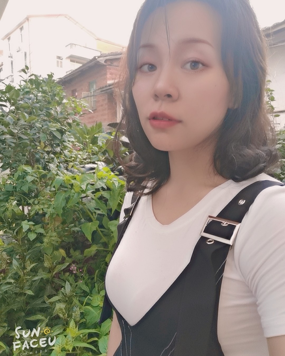一周穿搭挑战2，简简单单的白t搭配黑色裙子，其实就很简单大方