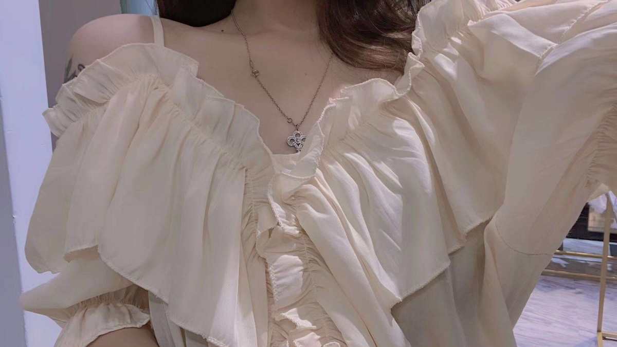 一周穿搭挑战#甜美风🌻  一款很有设计感的吊带一字肩.上衣