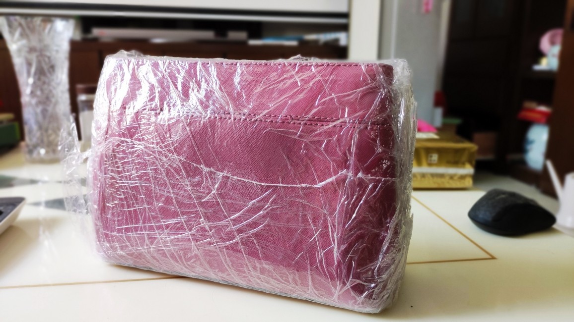 颜色很漂亮的mk斜挎包包，体型端正，mk一直是那种四平八稳适