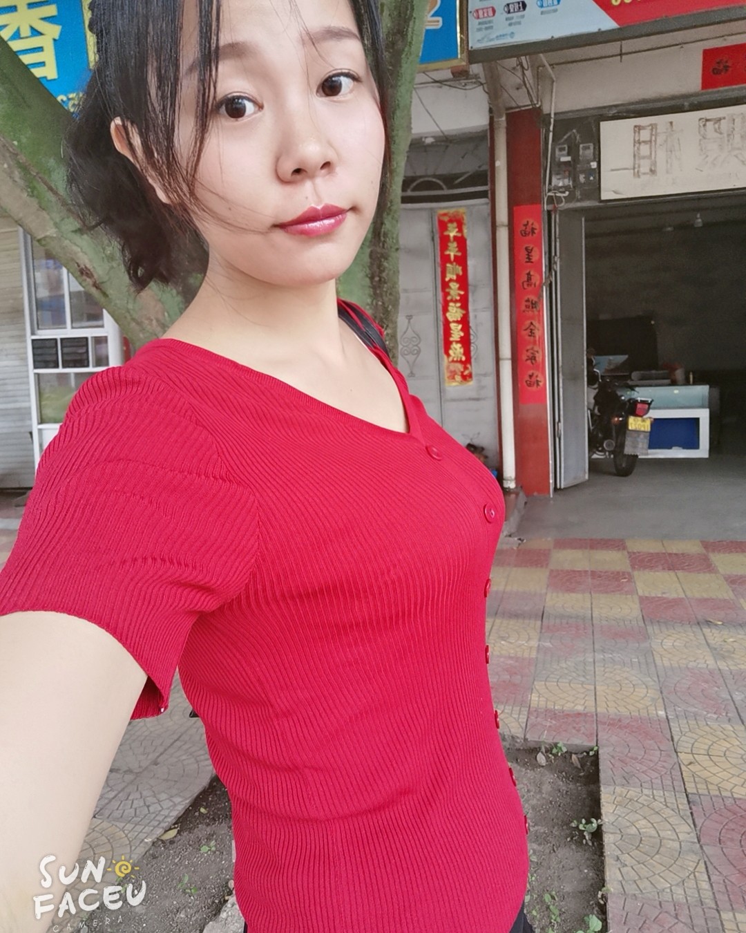 今天是一件红色上衣搭配黑色包臀中裙，u1s1，这样搭配虽然显