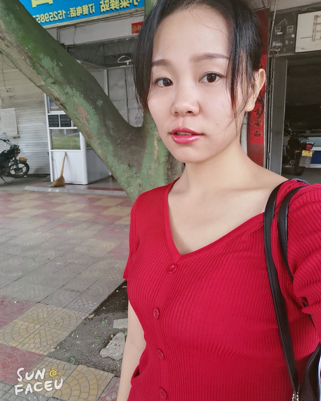 今天是一件红色上衣搭配黑色包臀中裙，u1s1，这样搭配虽然显