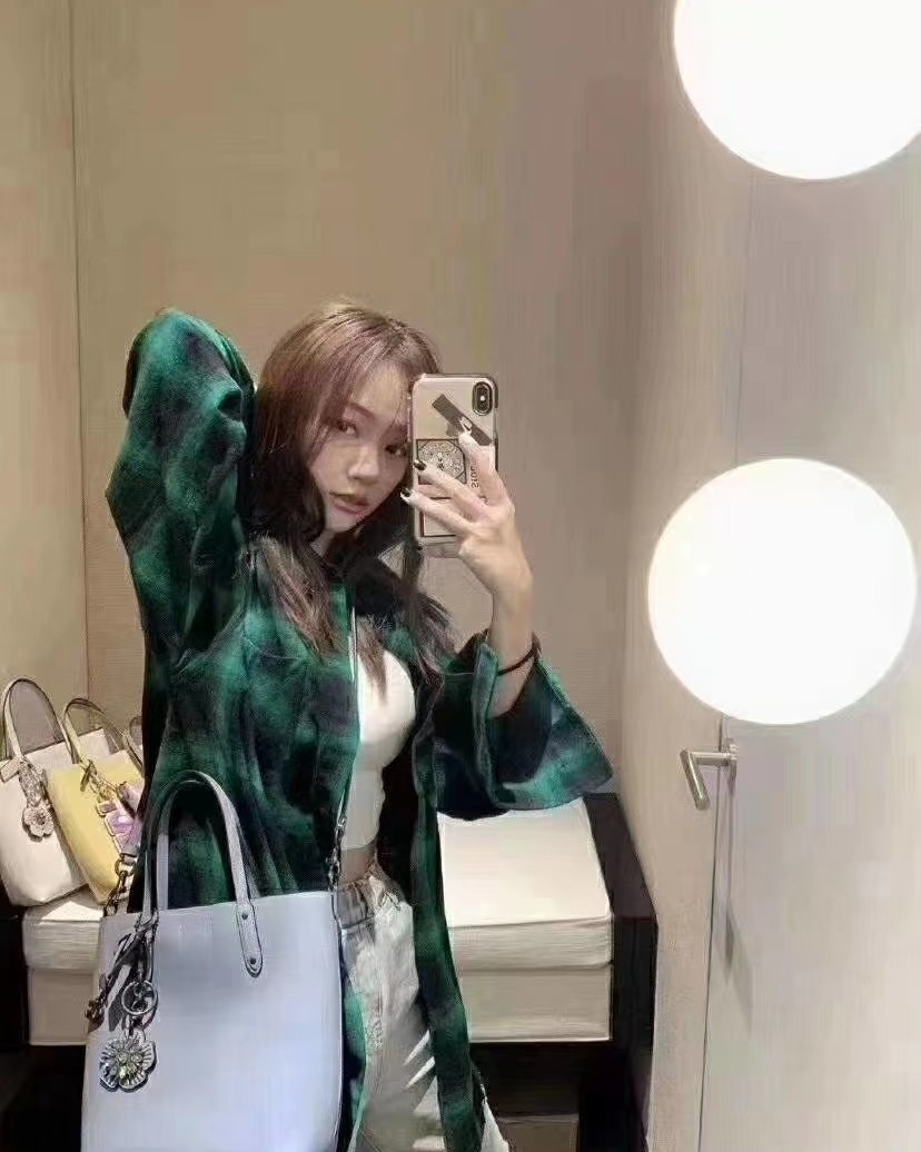 昨天梅西闪促，蔻驰抱抱6折，集美们有木有抢到？ 这组马卡龙的