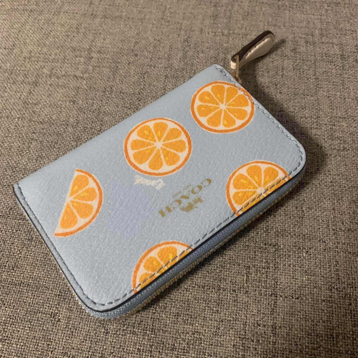 coach夏日甜橙小钱包  ✨本来今年是没有买包的预算的，因