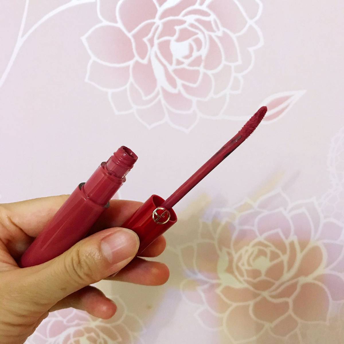 之前晒过我的阿玛尼唇釉大军～比起黑管，我更喜欢红管的质地，丝