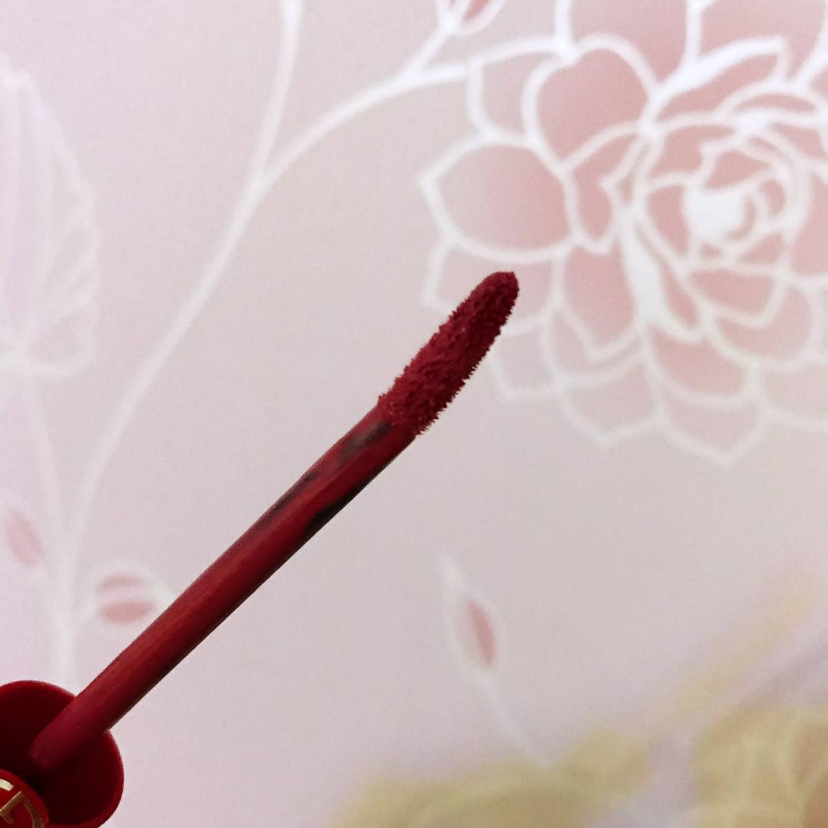 之前晒过我的阿玛尼唇釉大军～比起黑管，我更喜欢红管的质地，丝