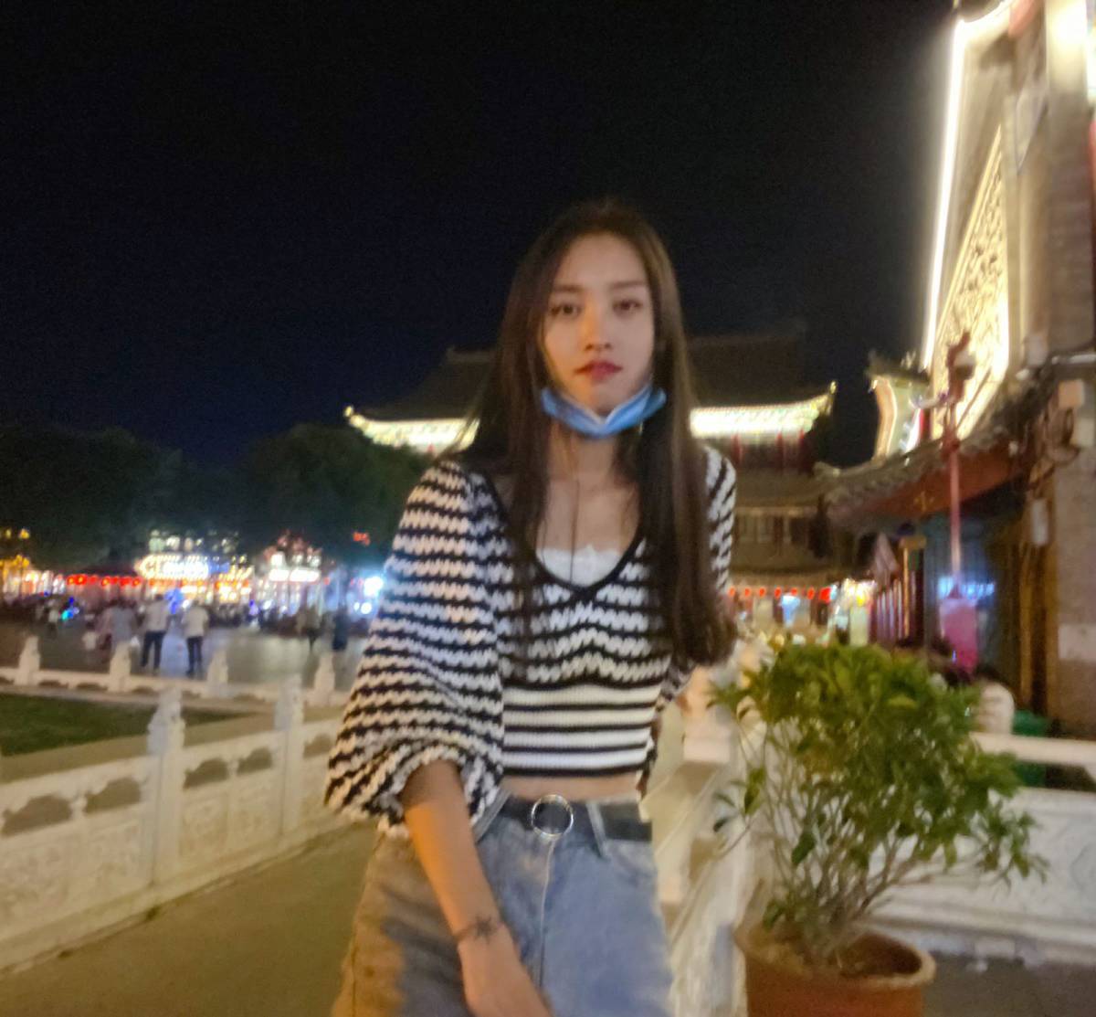 一周穿搭No.1️⃣ 港风少女  穿搭经：港风螺纹v领长袖 