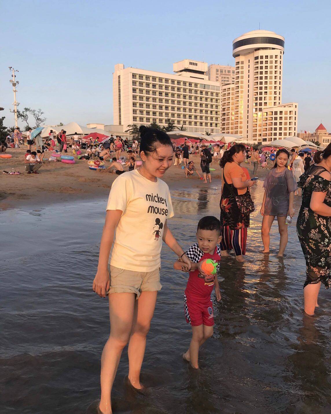 明人不说暗话，有了娃之后，我的手机里几乎没有单人照😅关于穿