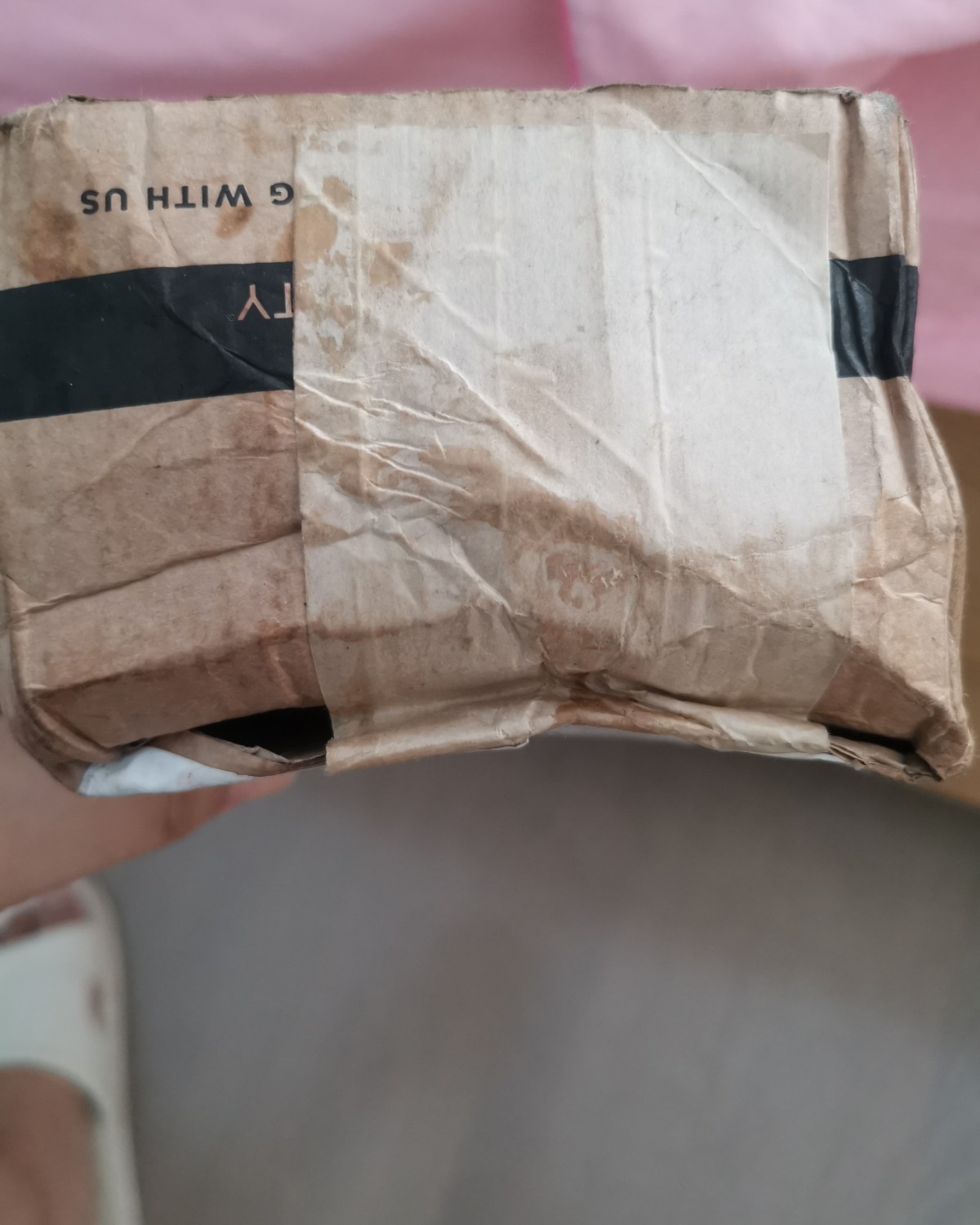 第一次海淘小粉胶的后续 😂快递翻车了  刚看到拿到手看快递