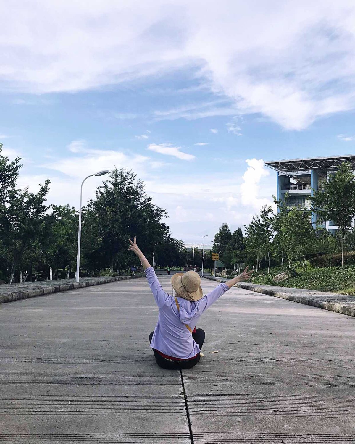 又是一身儿很舒服的装扮，隆重下优衣库的衣～ 我这件是同事去日