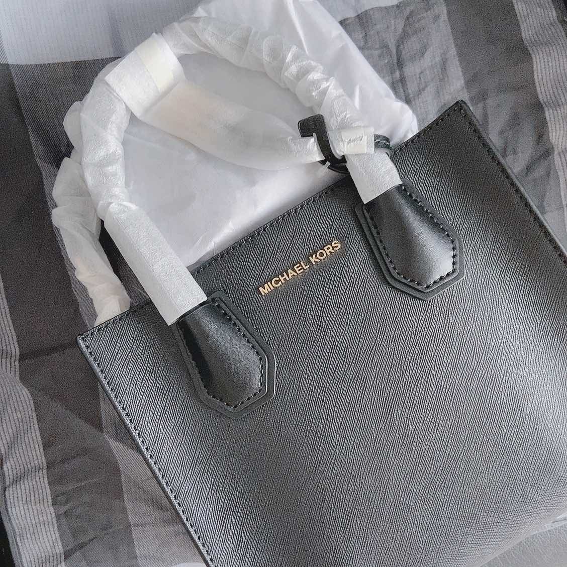 mk风琴包黑色开箱来啦📦  同时入手了棕色和黑色 包装一样