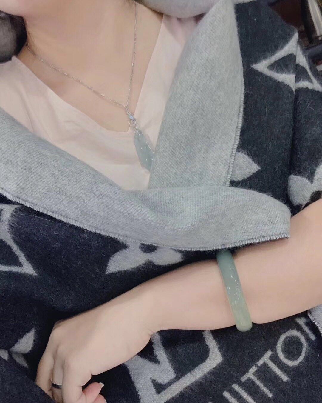 一周穿搭挑战👉 附加品 😂   Lv围巾 去年新款是粉丝