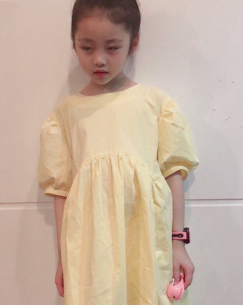 淡黄的长裙👗 蓬松的头发……💃🏻 戴上小墨镜🕶️ 我