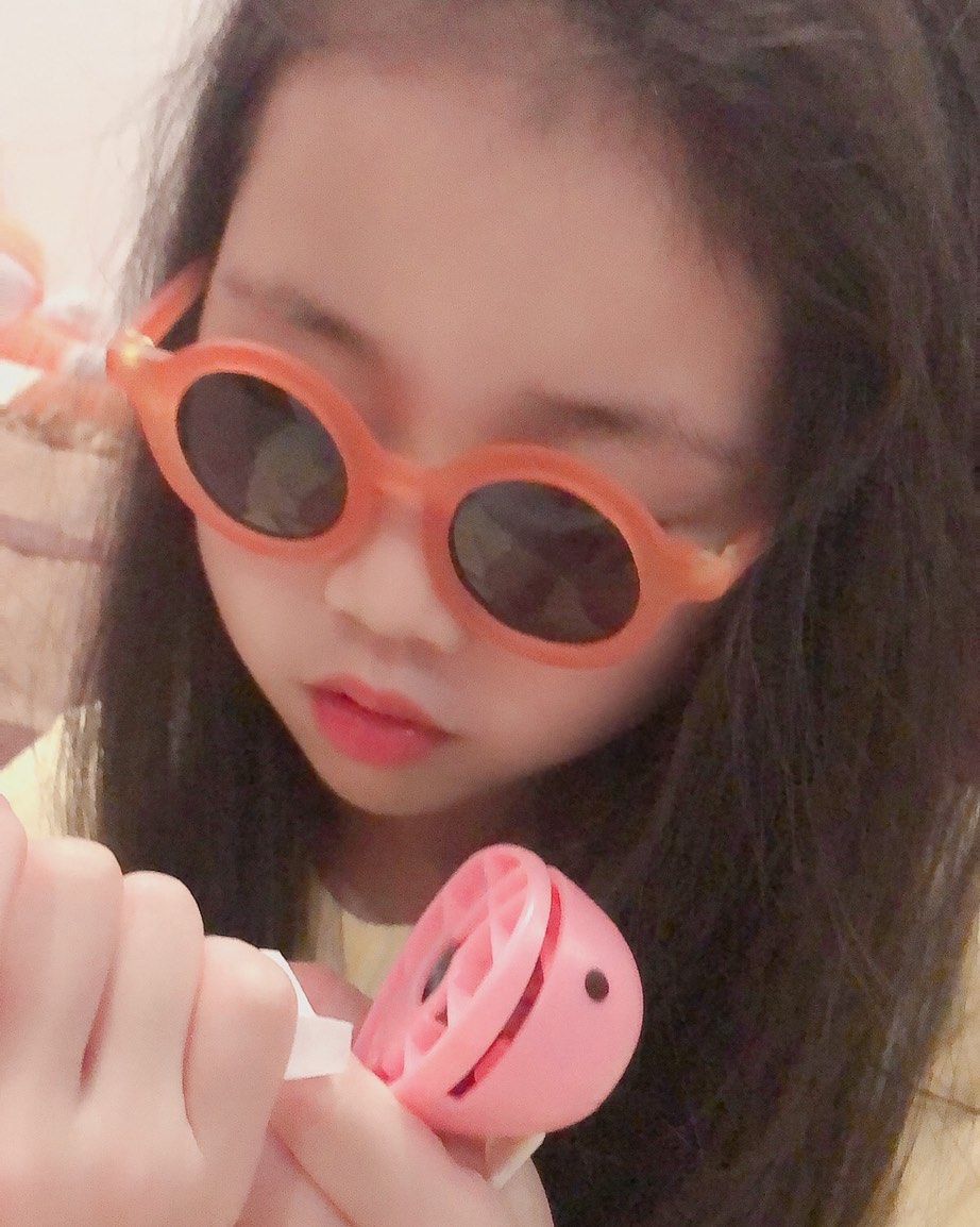 淡黄的长裙👗 蓬松的头发……💃🏻 戴上小墨镜🕶️ 我