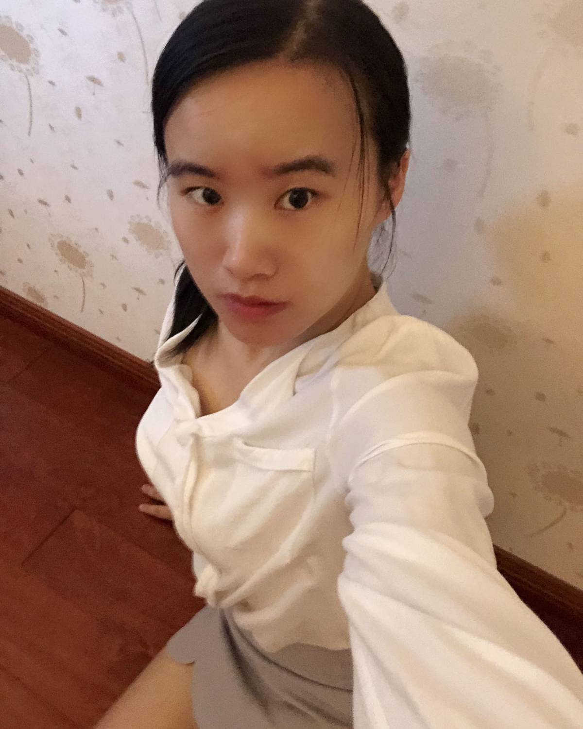一周穿搭挑战day4  今天穿的 V领棉质衬衫+ 甜美花边A