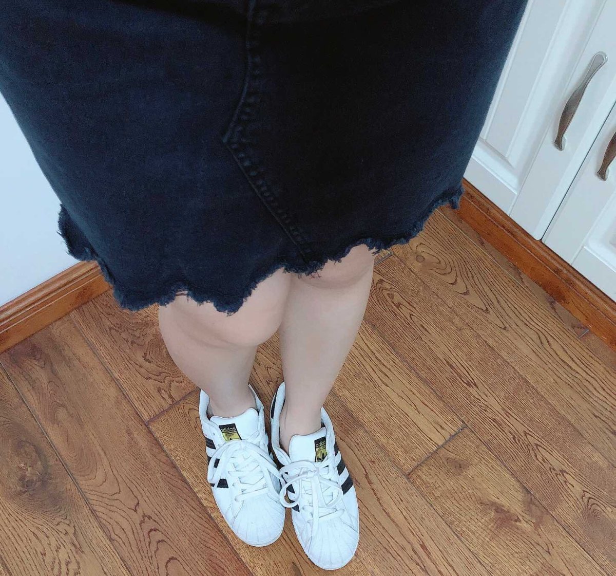 一周穿搭挑战✨ T恤+黑色裙+小白鞋，简单、休闲！  T恤：