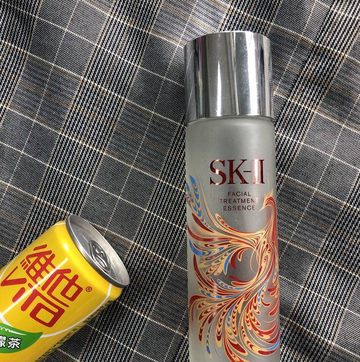 夏天油脂分泌旺盛，简直是大油皮的灾难季，冒油、飚痘...脸蛋
