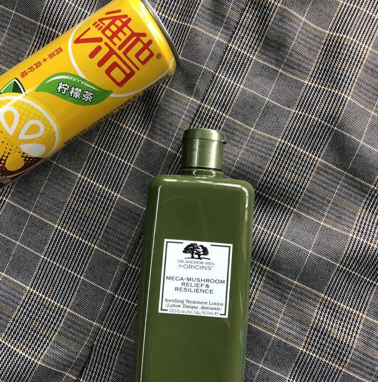 夏天油脂分泌旺盛，简直是大油皮的灾难季，冒油、飚痘...脸蛋