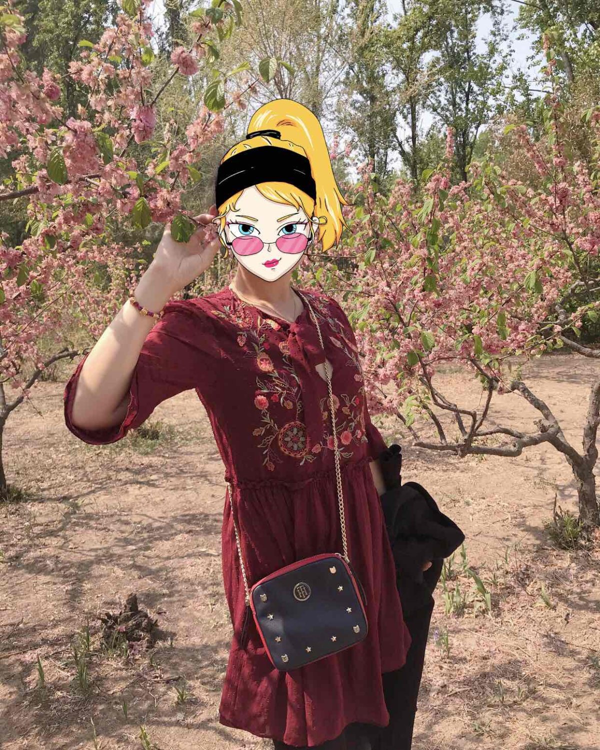 躲在花儿后面拍照会显脸小，哈哈哈～ 💗裙子：这条雪纺半袖连